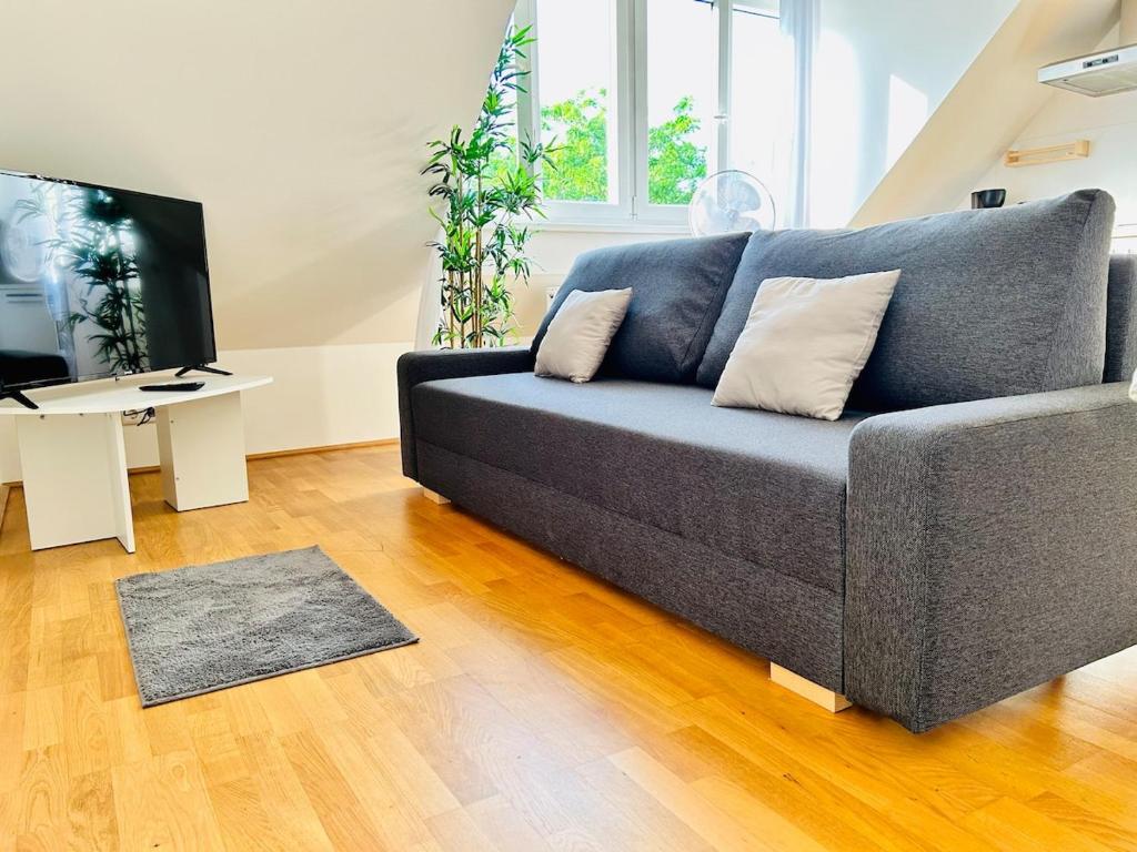 2 Bedroom Central Long-Term Apartment with Free Parking