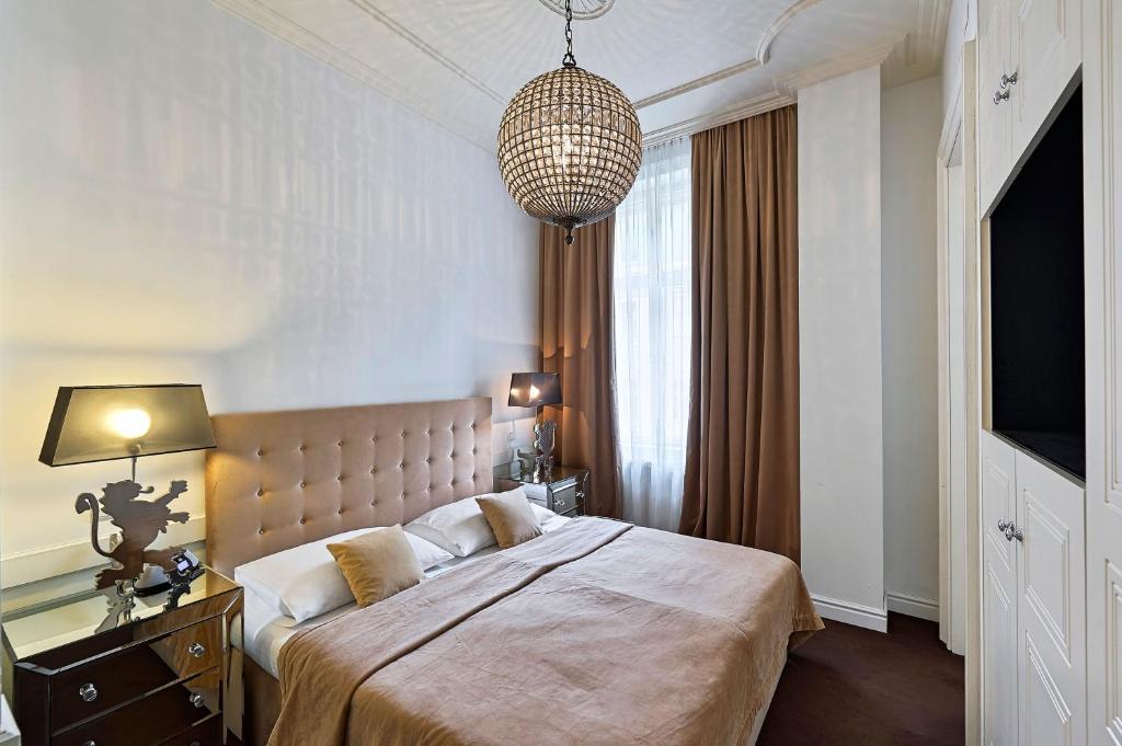 6 Rooms