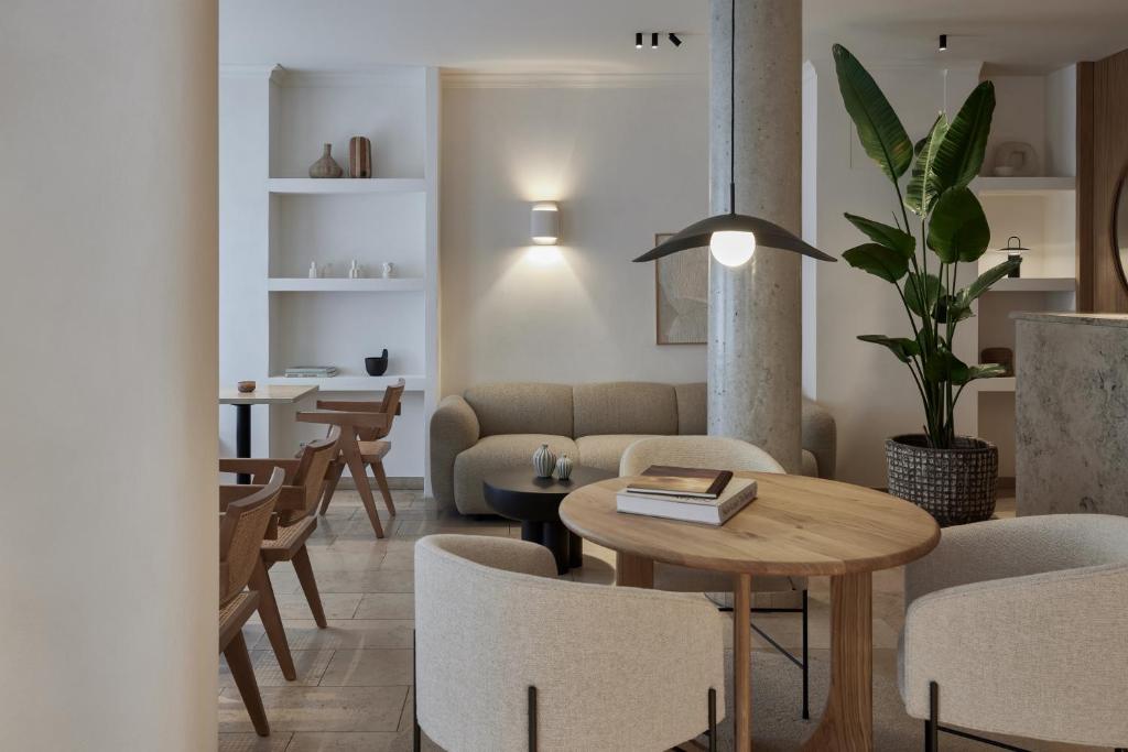 ADELANTE Boutique Hotel