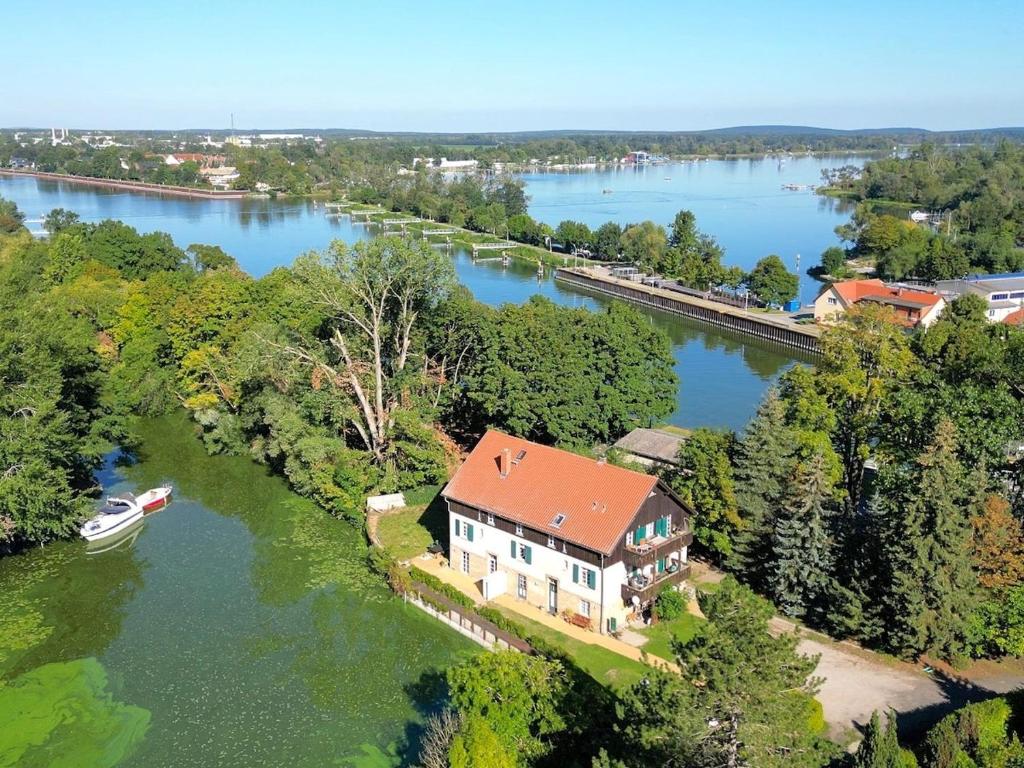 Altbauwohnung am Wasser