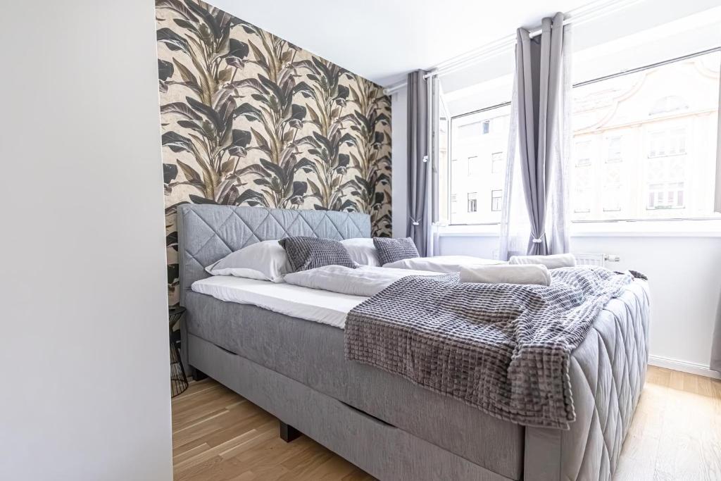 Chic 1BR & 1LR Apt only 9 Min to City Center, King Bed, Metro Access
