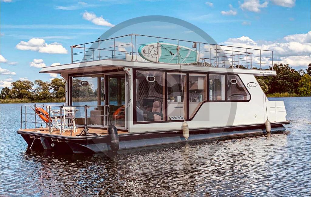 Awesome Ship In Neuruppin With Kitchen