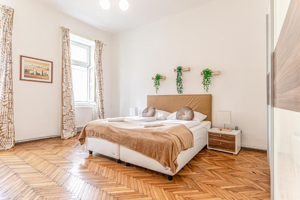 Chic Rooms in Shared 2BR Apartment for Long stays - 15 min to Center