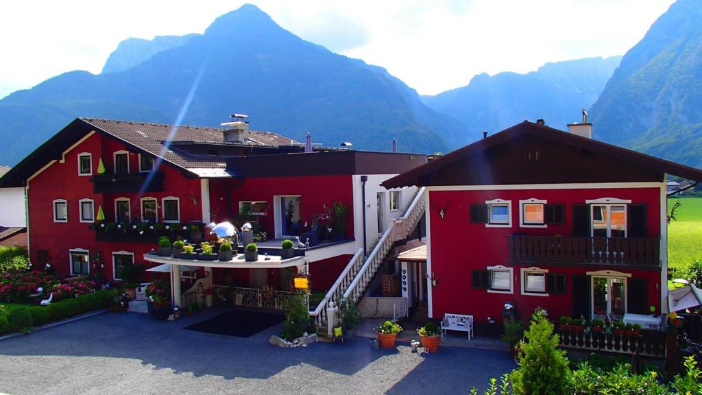 Chalet Austria, up to 10 p, 15 min to salzburg city, garden with direct amazing mountainview, BBQ&bikes&sunbeds for free, 15 min sound of music