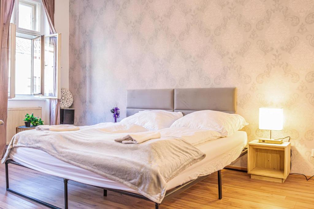 Chic & Modern 1BR Apt, Prime Spot