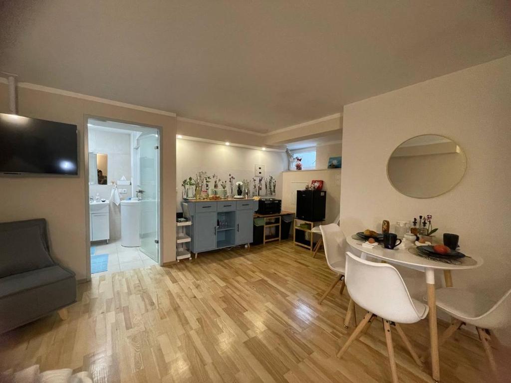 House floor, garden with whirlpool, small breakfast, Vienna thermal baths, close to U1 station
