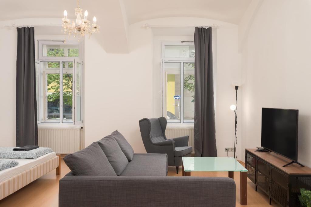 Cozy 1BD Apartment in Historic Central Vienna Building