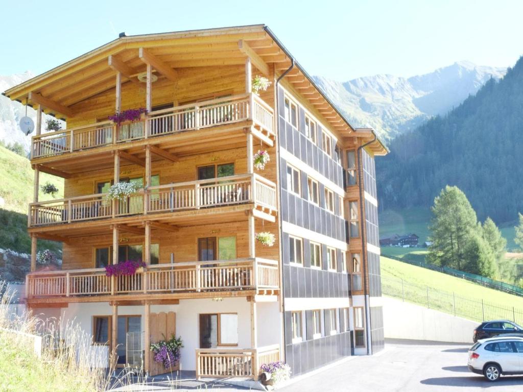 Apartment in Kals near Figolbahn Ski Resort