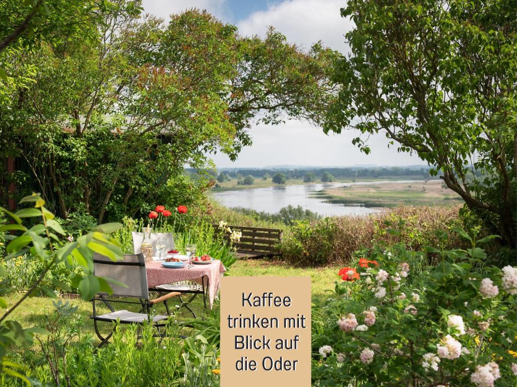 Ferienhaus Lebuserland für bis zu 4 Personen mit 1300 qm Garten und Privatsauna, grandiosen Blick über die Oder, sonntags late check out bis 18 Uhr inklusive