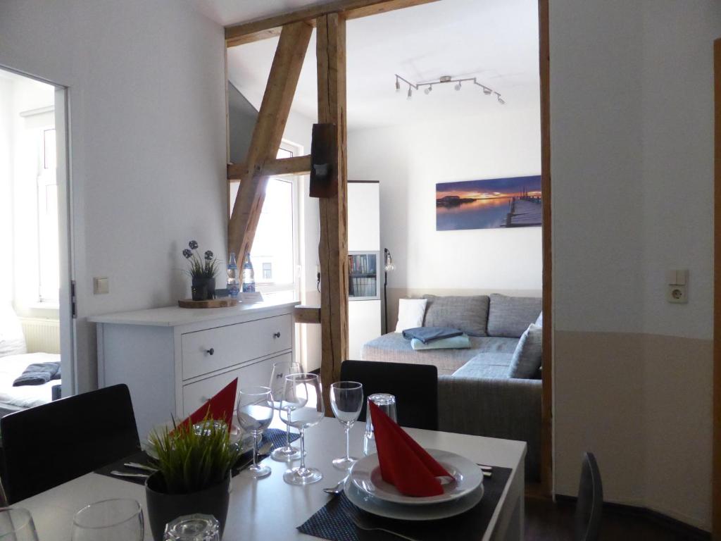 Ferienwohnung Friedrich Schiller, 2 Schlafzimmer, Balkon,kostenloses WiFi, nähe Zentrum,