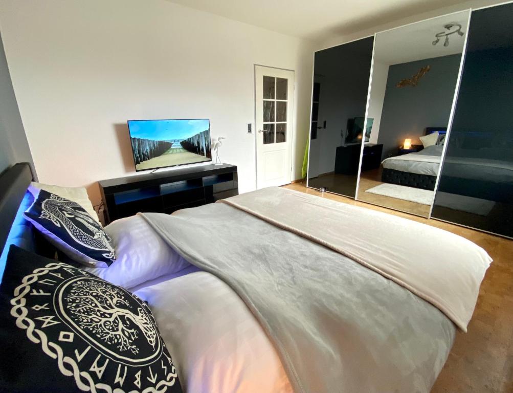 City Ferienwohnung SKYLINE - mit großem Balkon & XXL- Sofa für bis zu 4 Personen