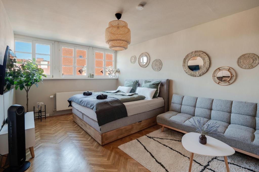 Boho Design Studio - Historic City Center with Free Parking & AirCon by HERO HOMES