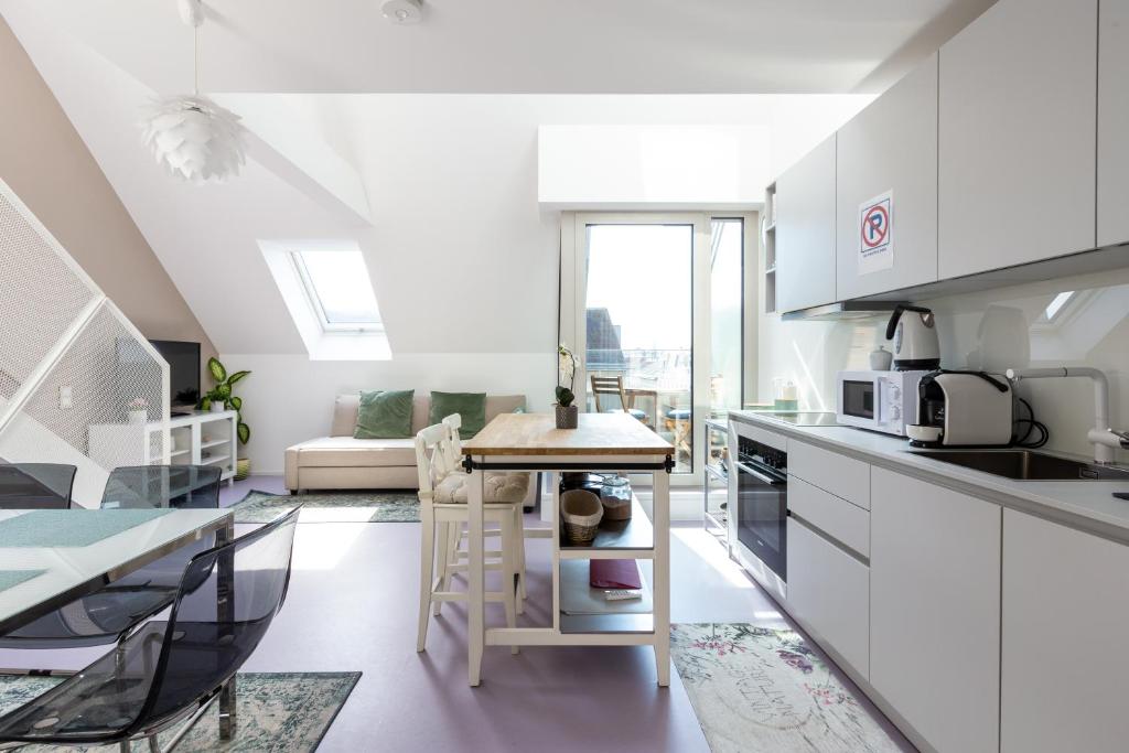 JULIUS 28 - Duplex Apartment 5 Mins to City Center