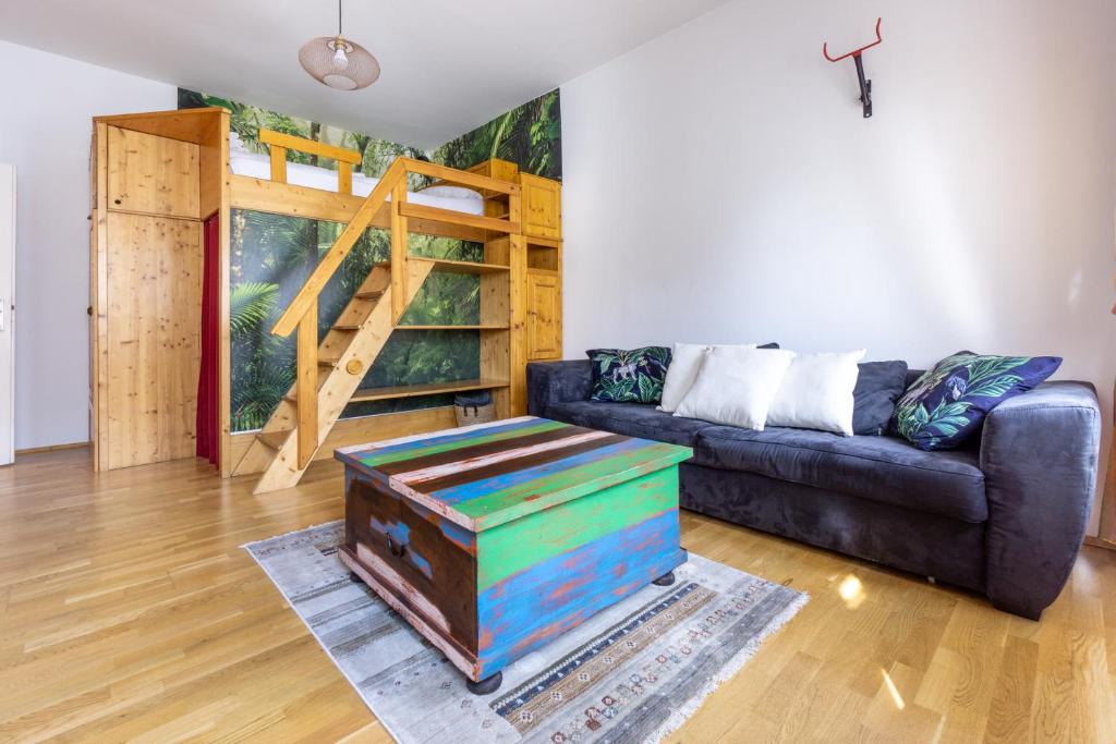 Next to Stadthalle & Westbahnhof