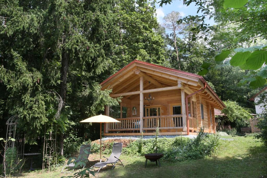 Blockhaus Chalet mit beheizbarem Badefass und Infrarotsauna auf der Terrasse