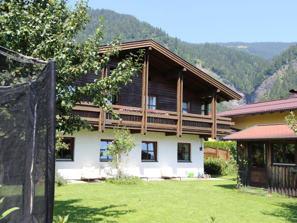Quaint Mansion near ski bus in Goldegg