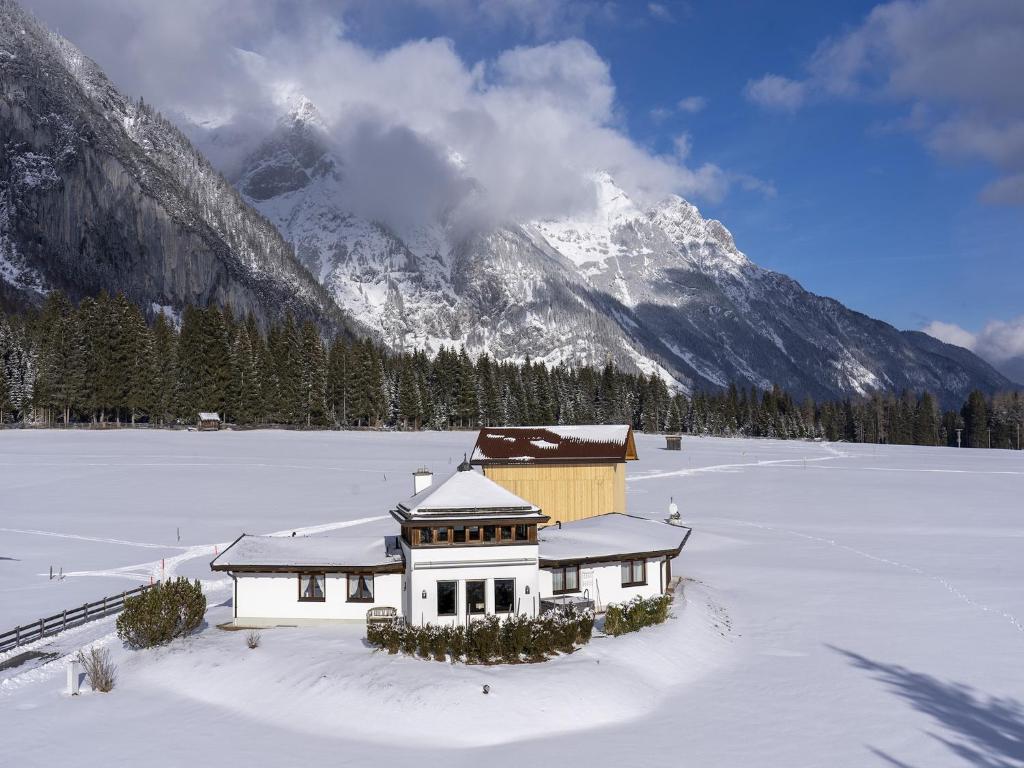 Chalet Leutasch with Ski Trail & Mountain Views