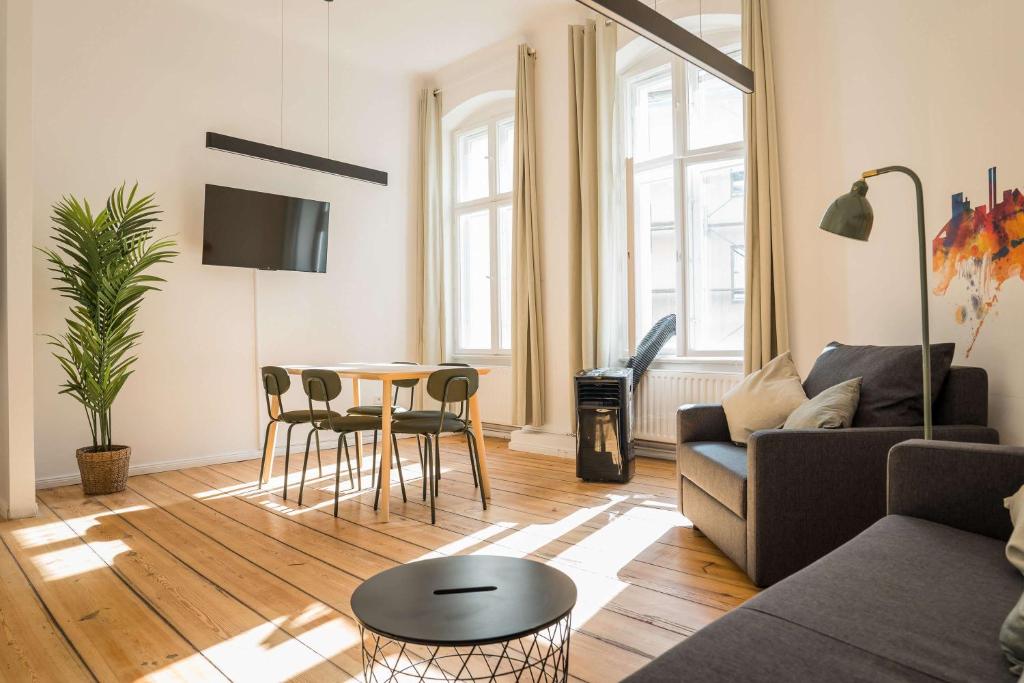 LUXURY at Rosenthaler Platz