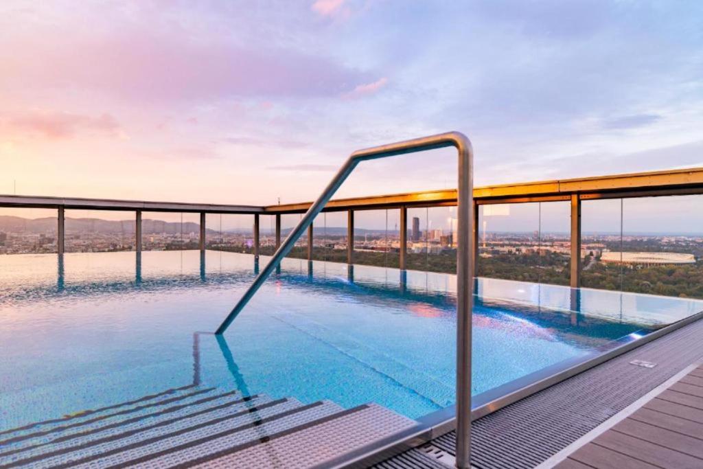MCA TrIIIple I Rooftop pool I Netflix