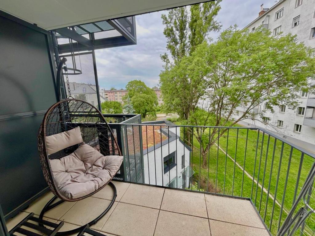 Modern Danube Apartment with Balcony & Free Parking