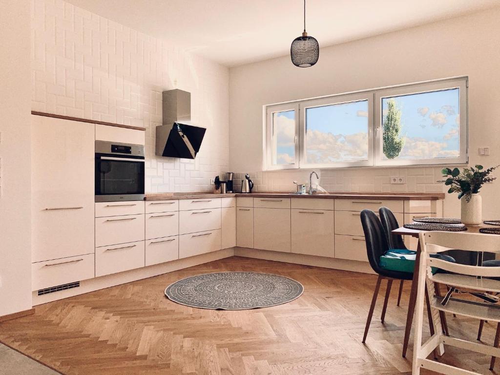 Modernes Apartment am See mit Terrasse
