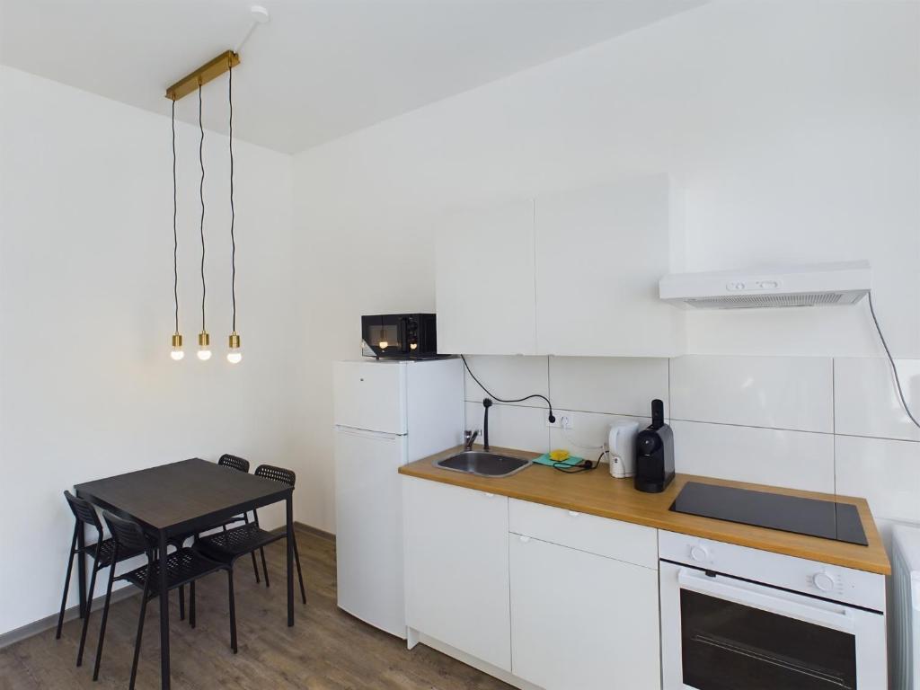 Modernes Studio Apartment mit Balkon
