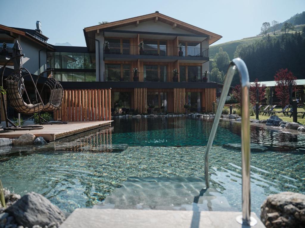Wellness und Brunch Hotel MorgenZeit beheizter Naturpool mit Sandstrand Genuss Frühstück bis 13 Uhr Hochkönig Sommercard