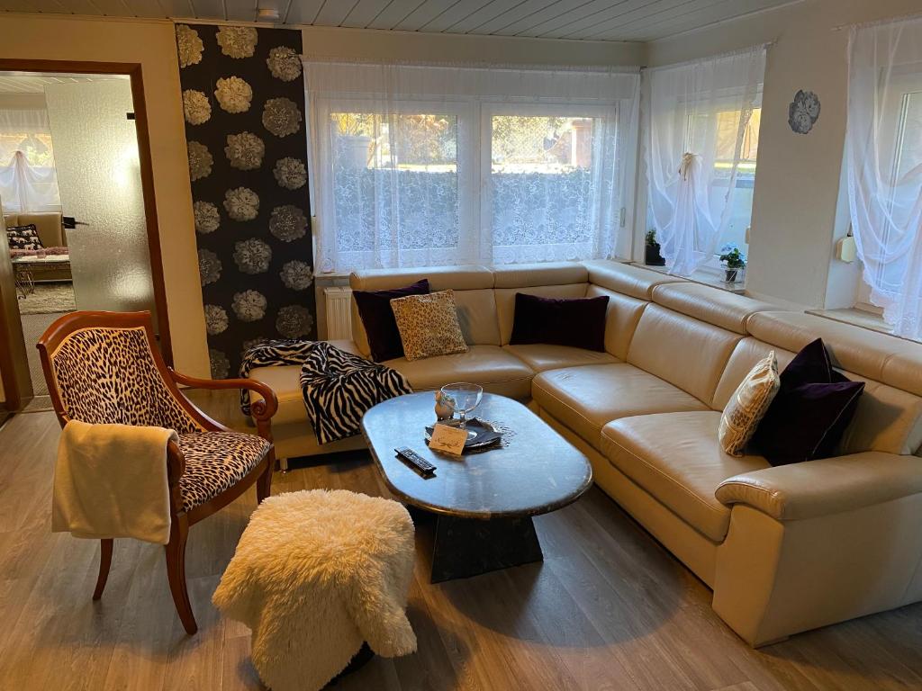 Große Helle Wohnung am Wald in Bad Saarow Nahe Grünheide und Berlin Souterrain