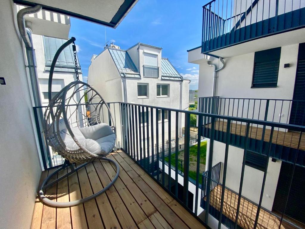 Modern Apartment with Balcony & Free Parking - Nearby Metro