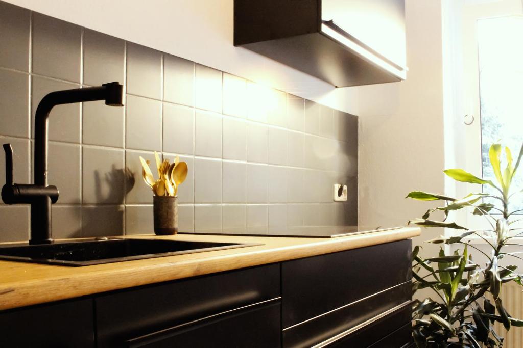 NUWILU ONE - Apartment mit Balkon im Herzen Erfurts - Magenta TV- Netflix - Disney