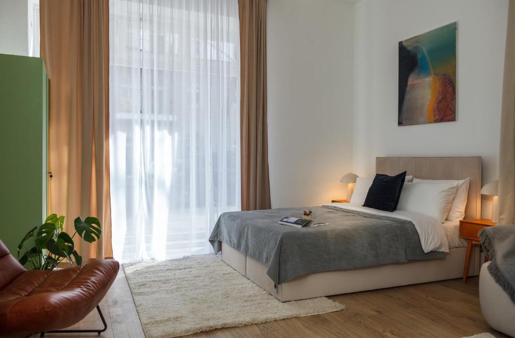 oompH Berlin 3BR Apt with Light Tones and Artwork