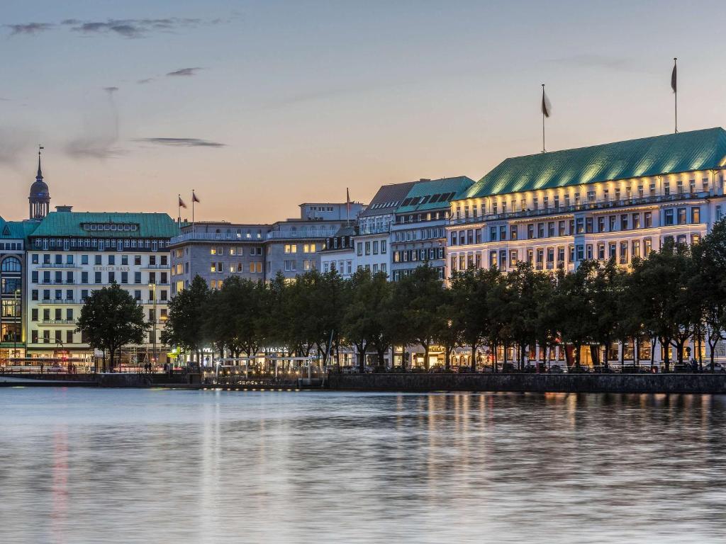 Fairmont Hotel Vier Jahreszeiten, Hotel des Jahres 2023 & 2024- Die 101 Besten