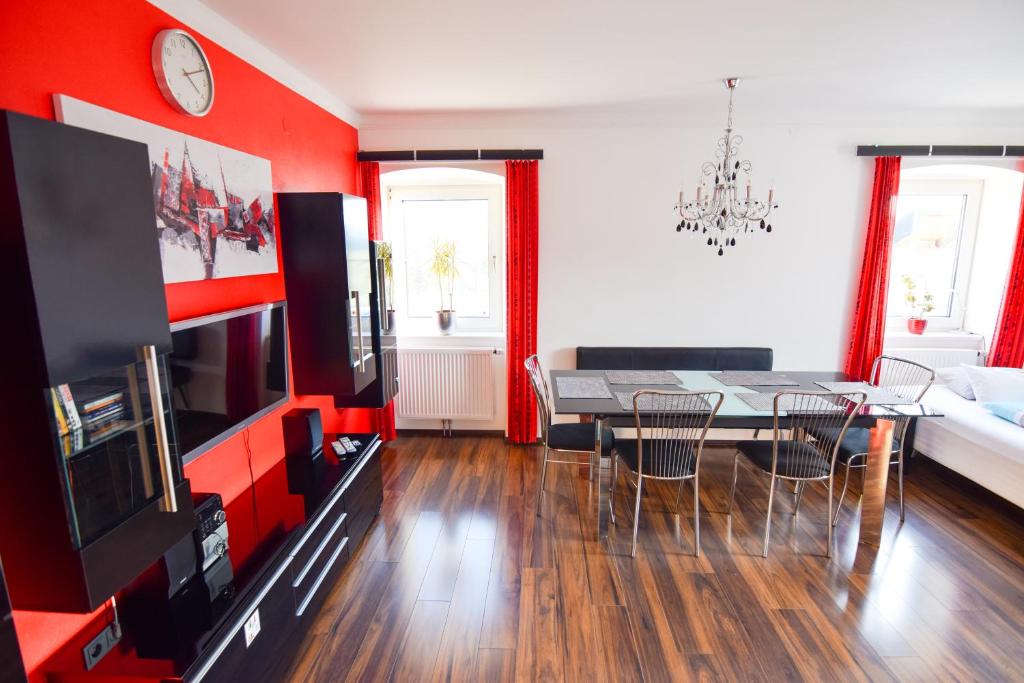 schöne, vollausgestattete 120m2 Wohnung mit drei Zimmern am Land