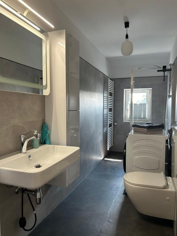 Schöne neue 4 Zimmer Wohnung mit Süd-Balkon bis 8 Personen