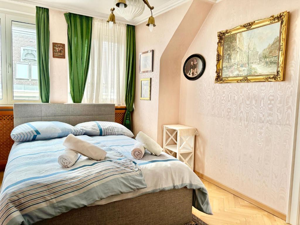 Spacious Penthouse with Stephen Cathedral View