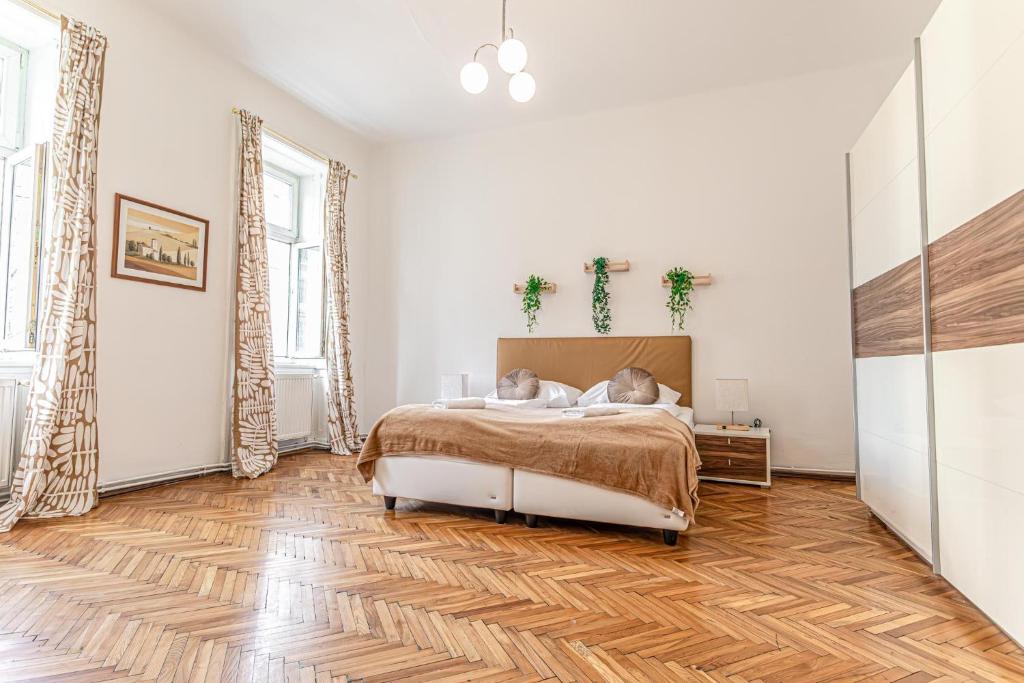 Stylish 2BR Apt, Central with Easy City Access