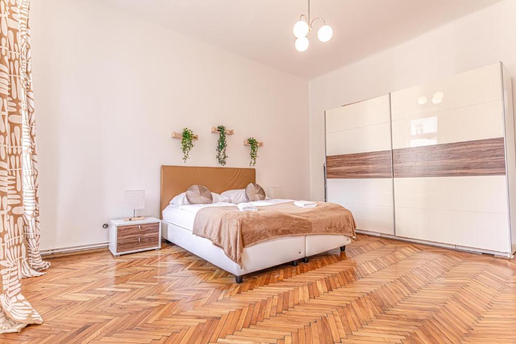 Stylish 2BR shared Apt, Central with Easy City Access
