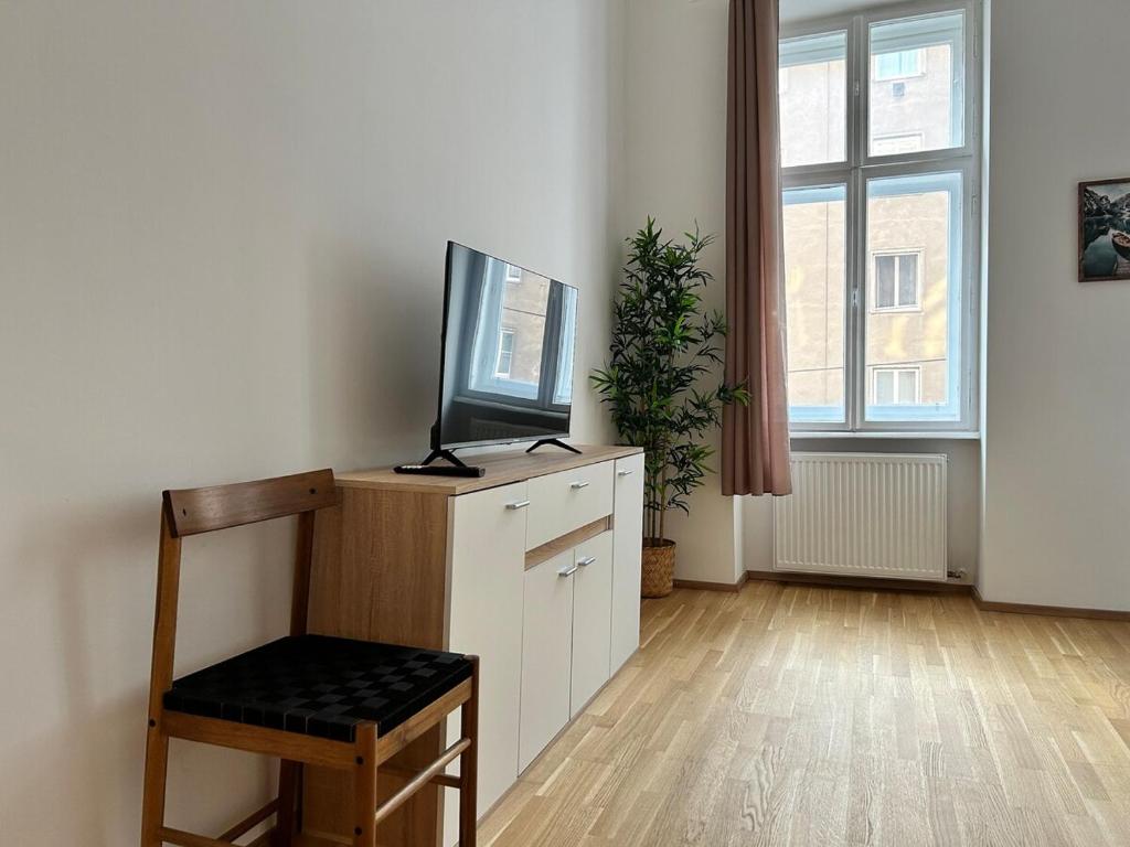 Sunny & Calm Long Term Apartment - Free Parking
