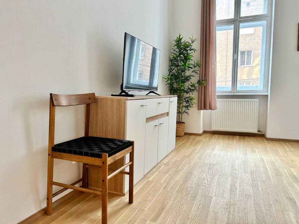 Sunny & Calm Long-Term Apartment with Free Parking