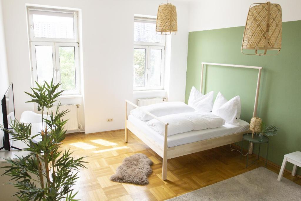 Sunny Apartment near Belvédère Castle