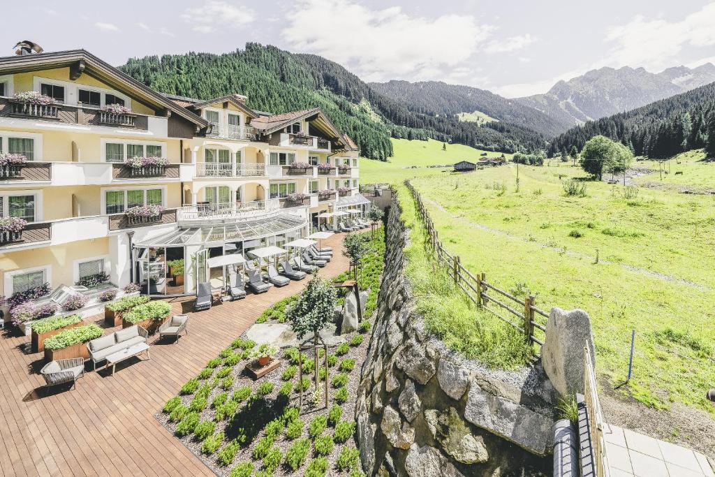 Traumhotel Alpina Superior --Luxushotel mit Badesee