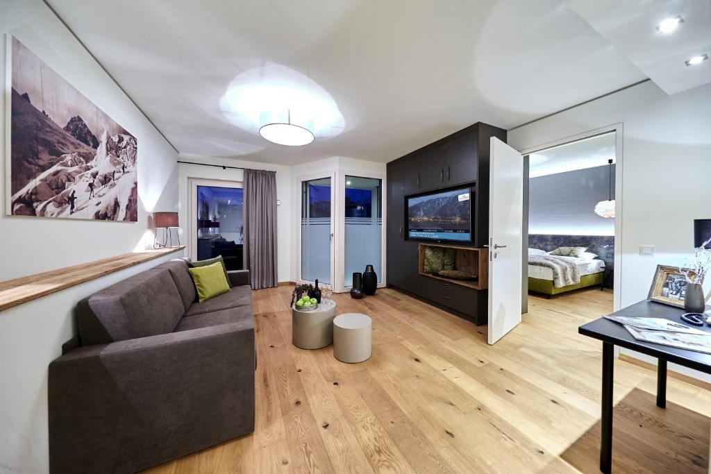 TWO TIMEZ - Boutique Hotel - with AC