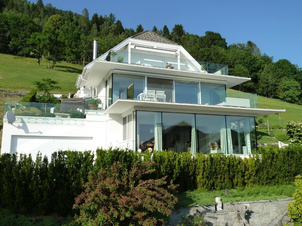 Weisse Villa am Millstätter See
