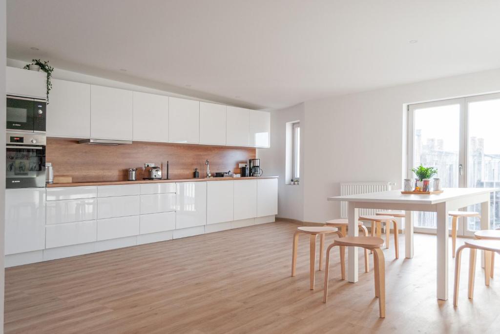 5 Zimmer nahe Hauptbahnhof,10 Betten,vollausgestattet,neu saniert,Parkplatz,Dachterasse